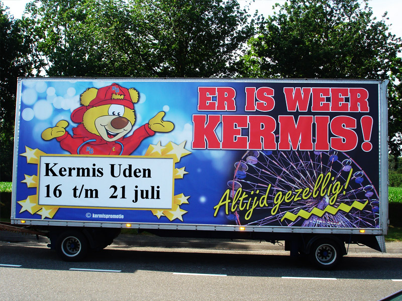 Reuze reclame-aanhangwagen