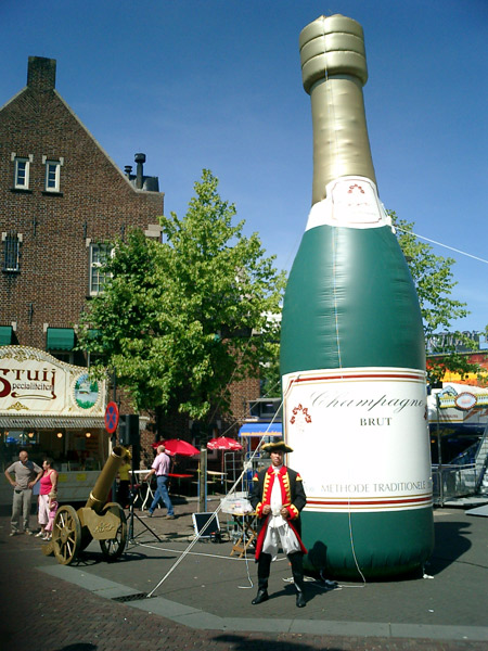 De reuze champagnefles